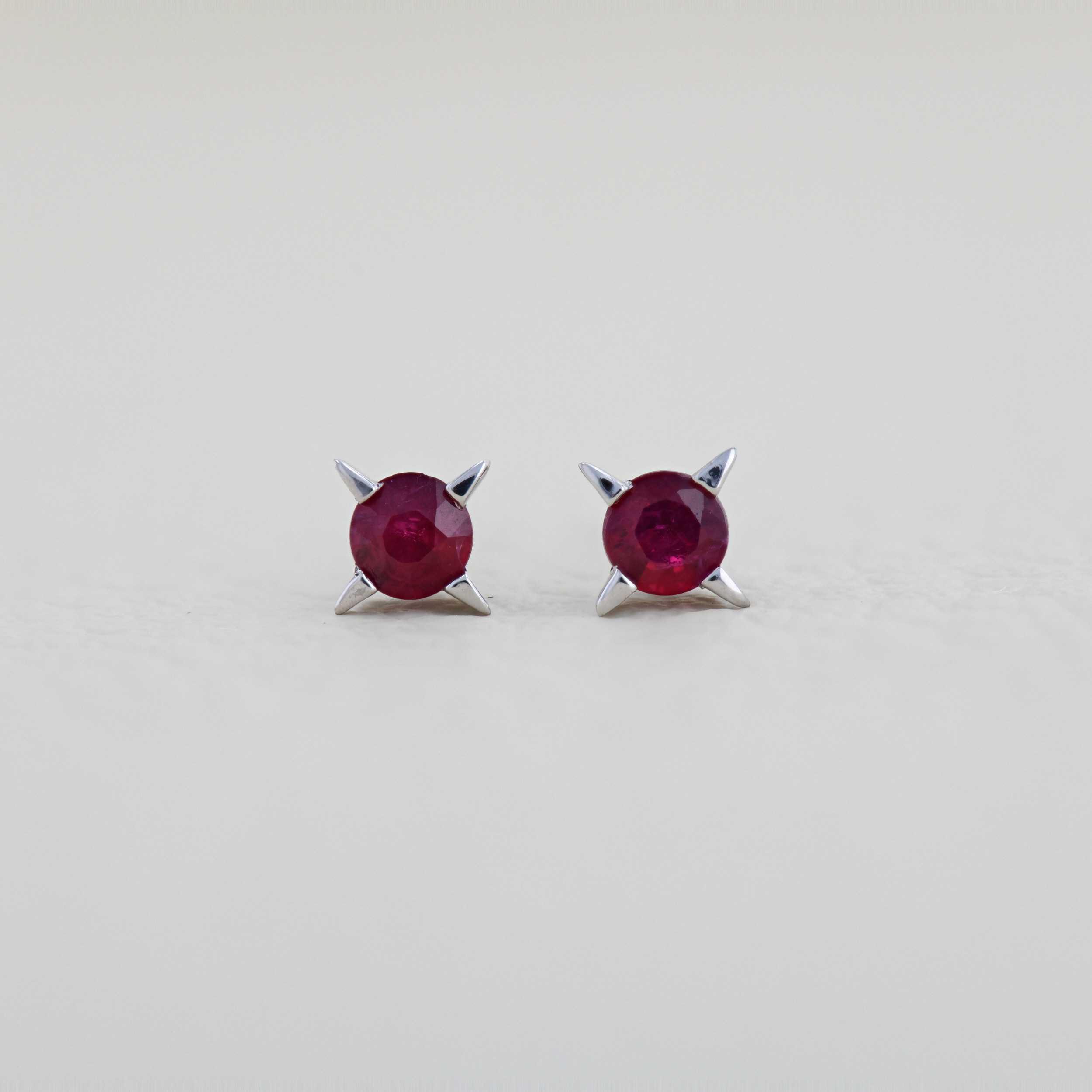 Cercei din aur alb cu rubine