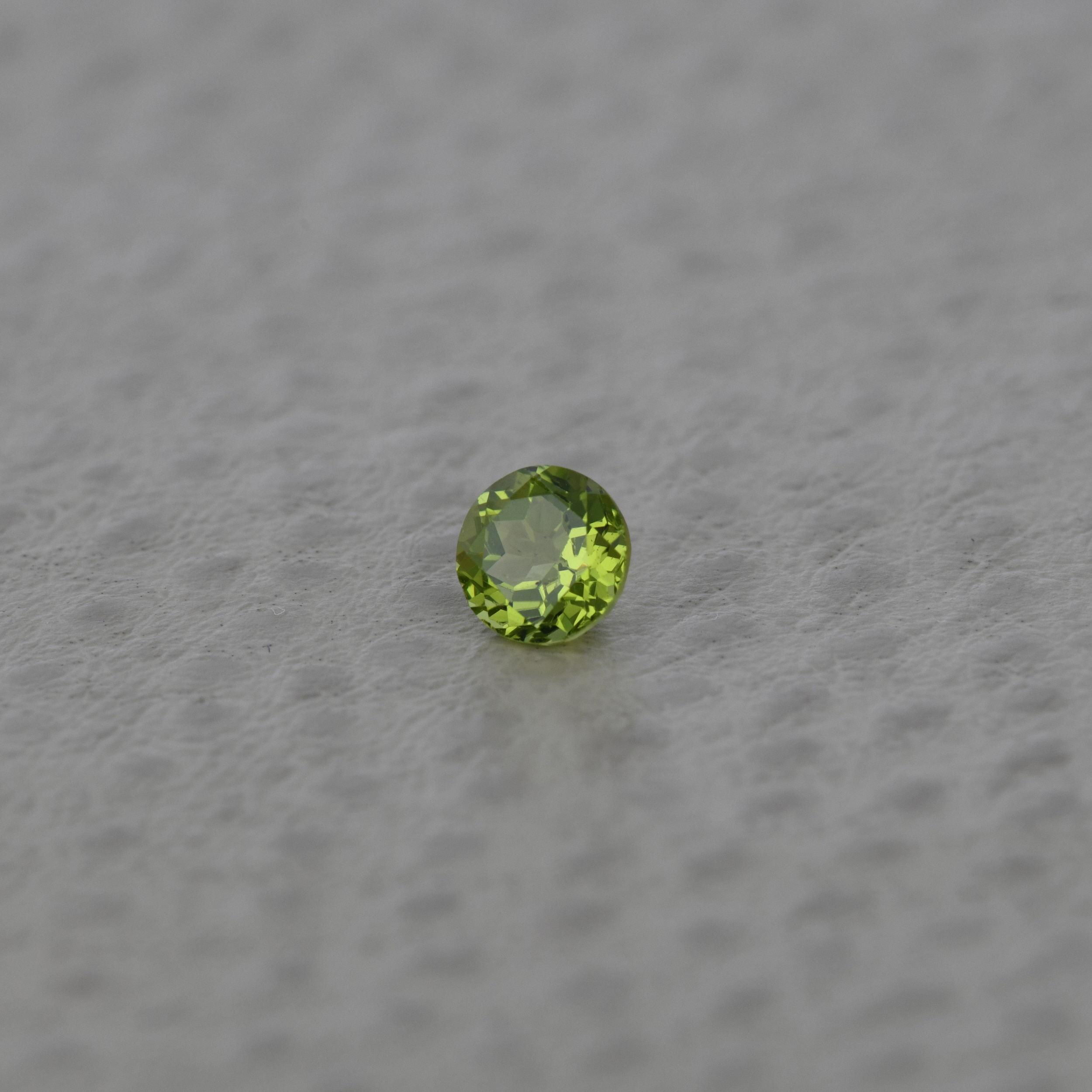 Peridot 1,05 ct., neincalzit, certificare ALGT Antwerp