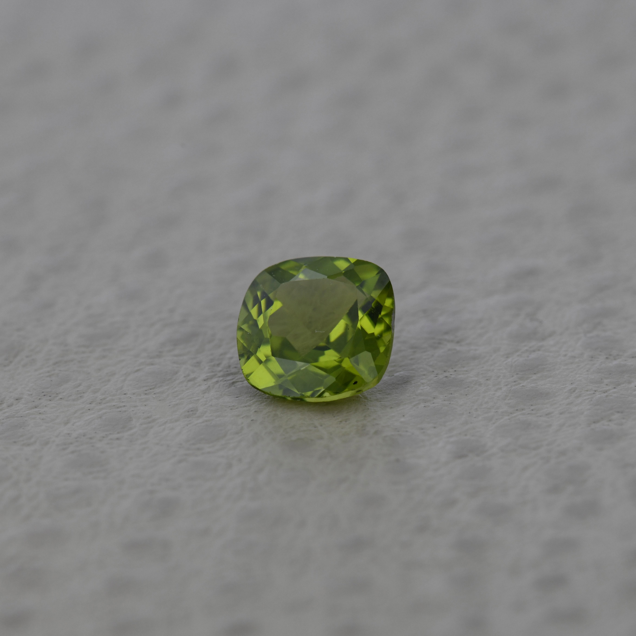 Peridot 3,04 ct., neincalzit, certificare ALGT Antwerp
