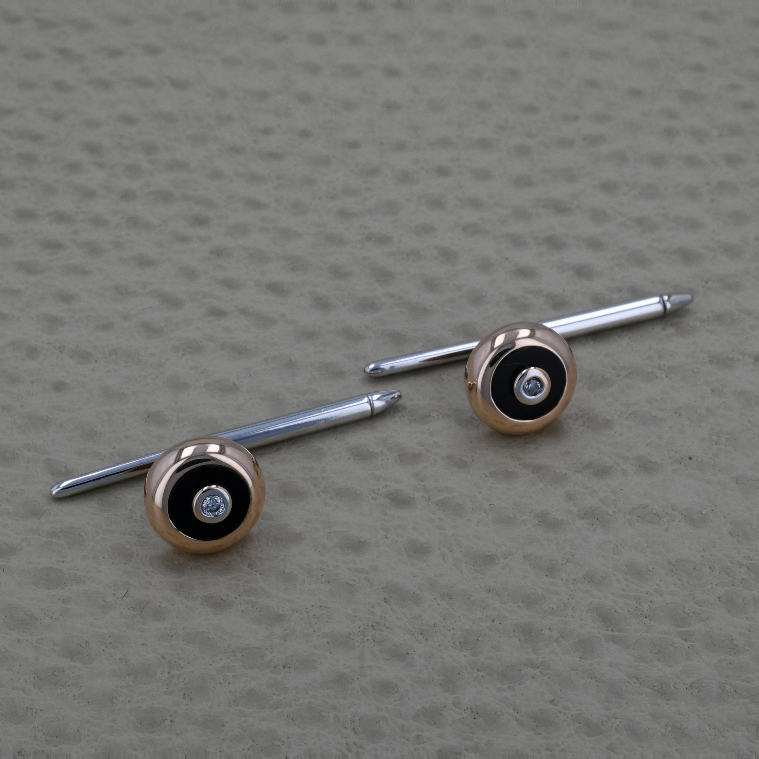 Butoni din aur roz si alb cu onix si diamante