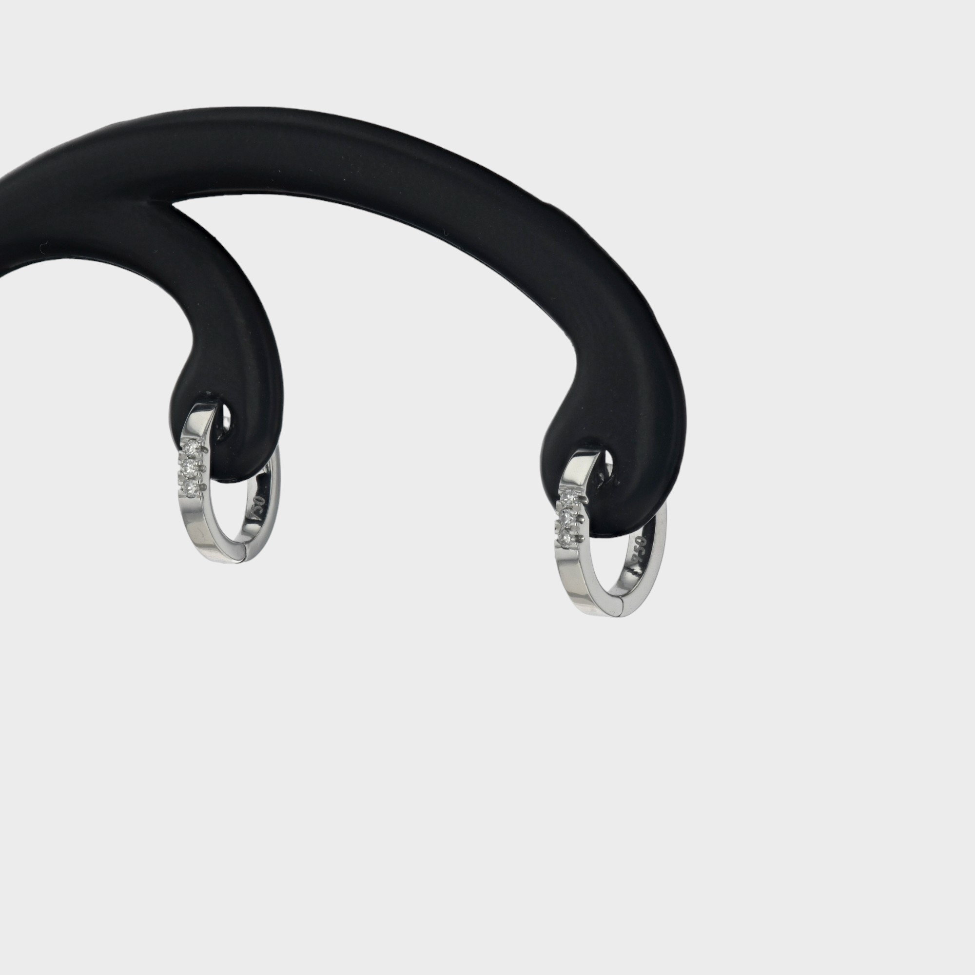 Cercei de aur alb 18k, 1,65 grame, diamante ~ 0,03 ct.