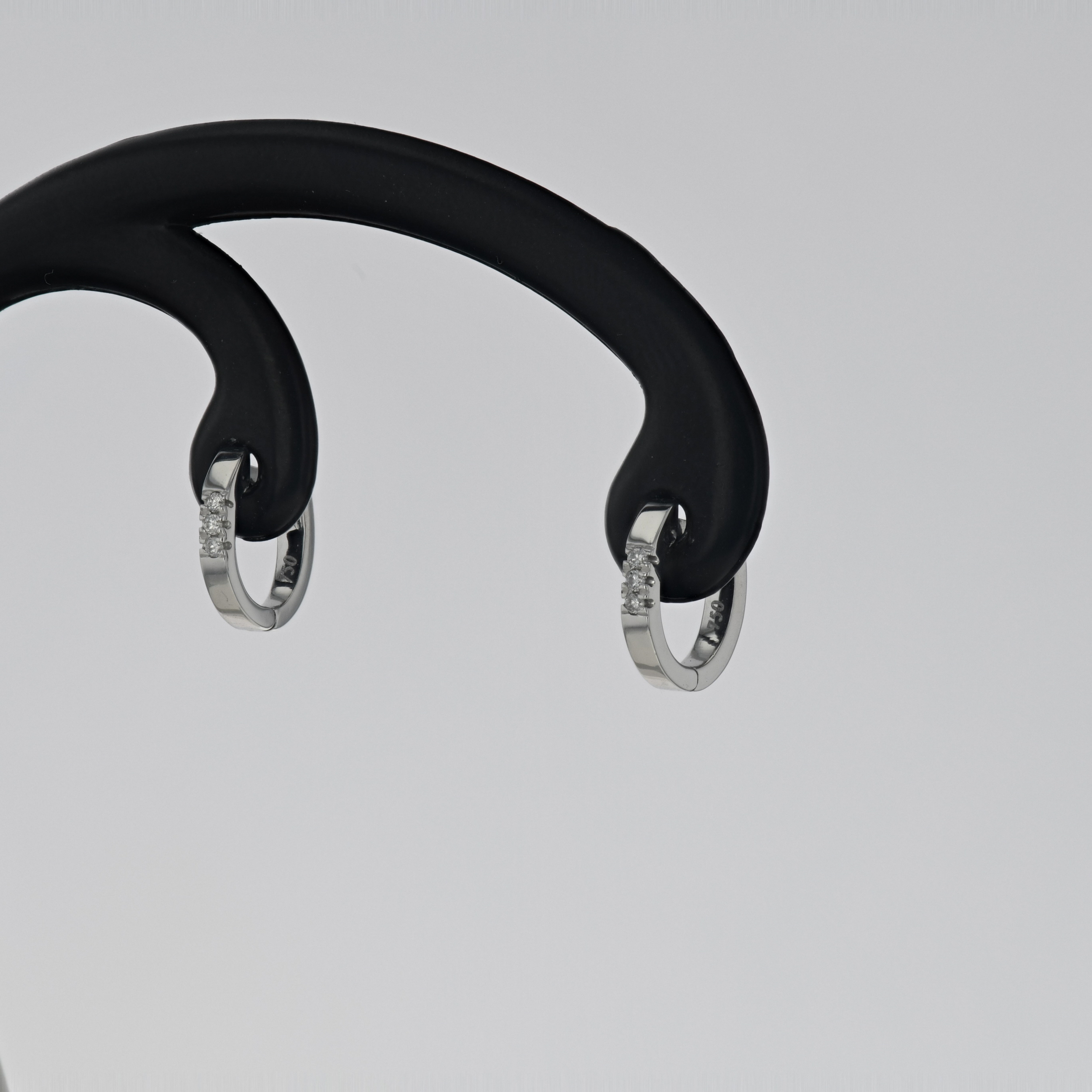 Cercei de aur alb 18k, 1,65 grame, diamante ~ 0,03 ct.