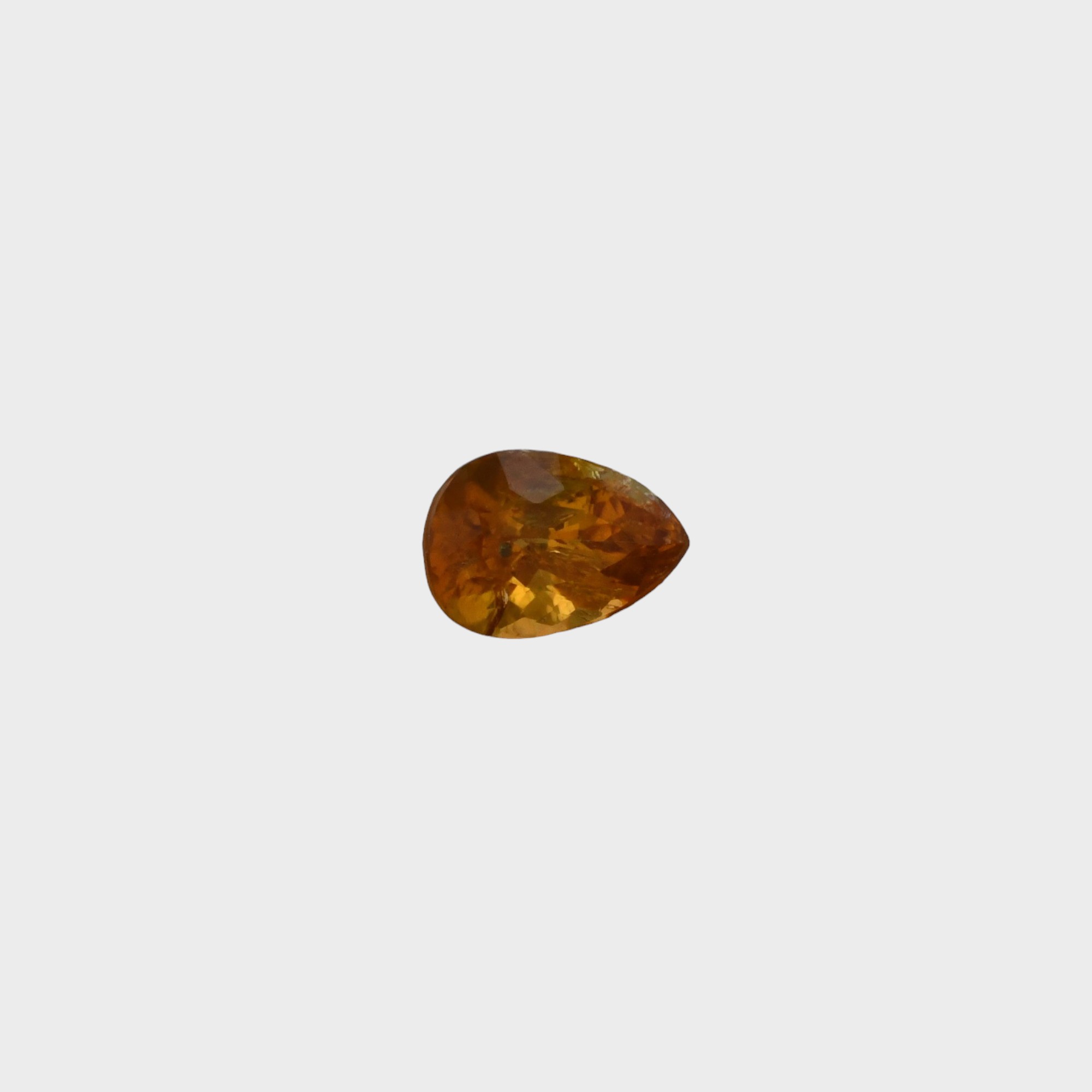 Clinohumit 3,93 ct., certificare HKD GL Canada
