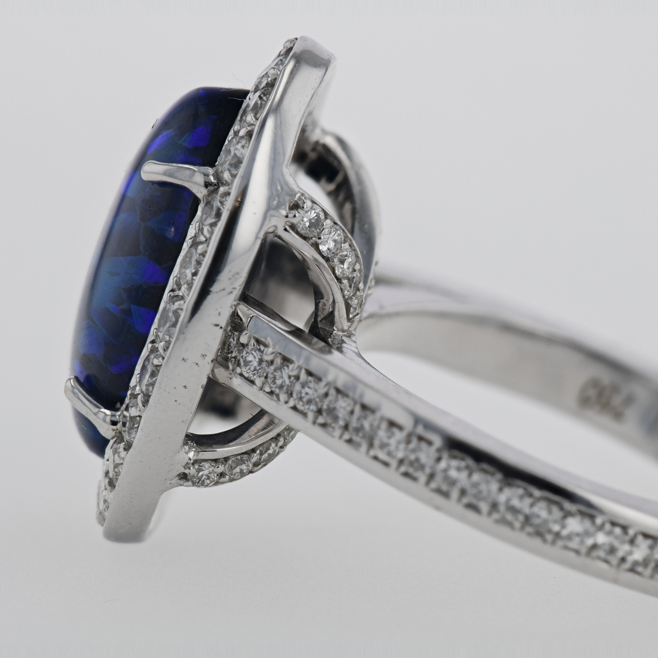 Inel din aur alb 18k cu opal si diamante