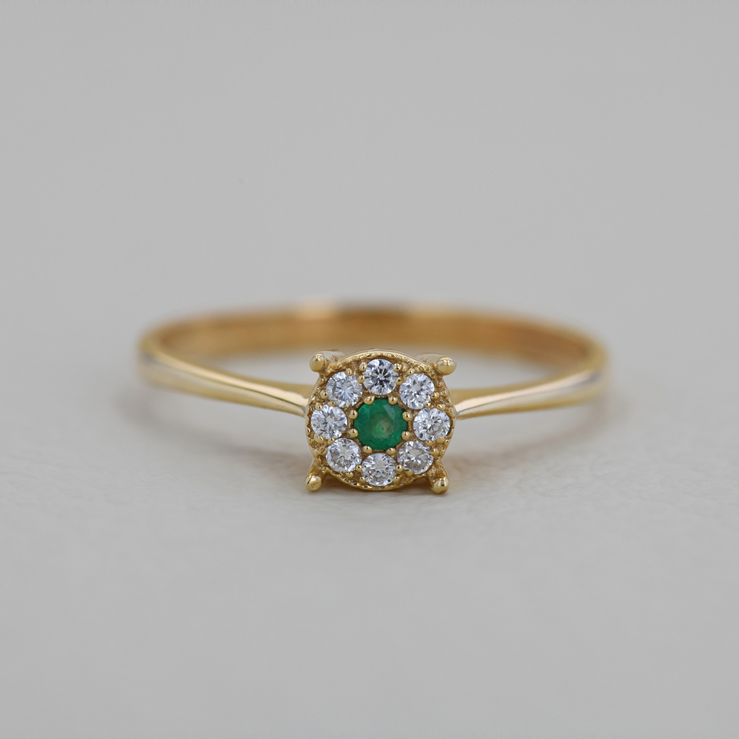 Inel din aur galben 18k cu smarald si diamante