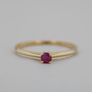 Inel cu rubin din aur galben 18k, 1,55 grame