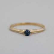 Inel de aur galben 18k cu safir, 1,54 grame