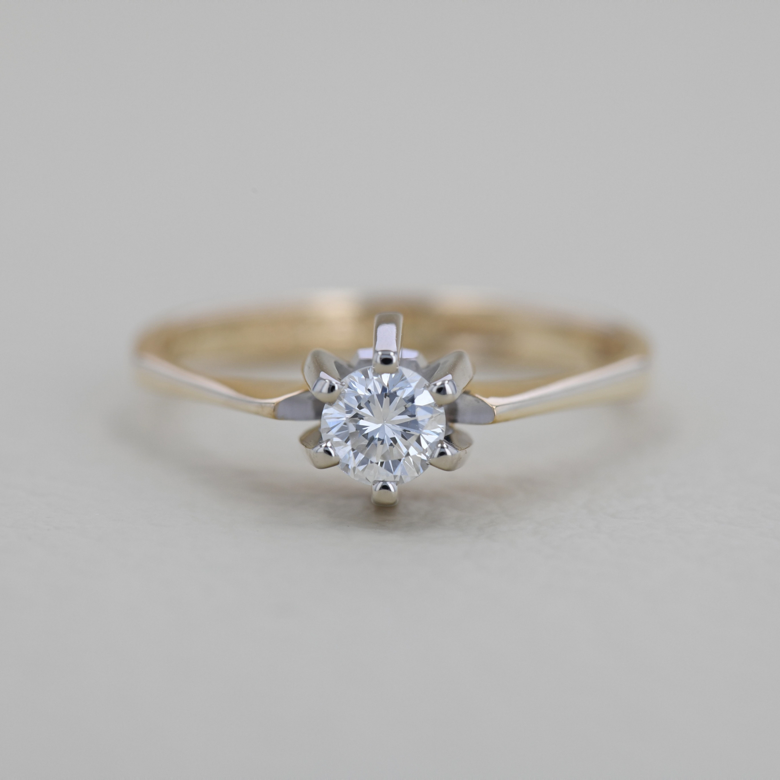 Inel de logodna cu diamant, aur alb si galben