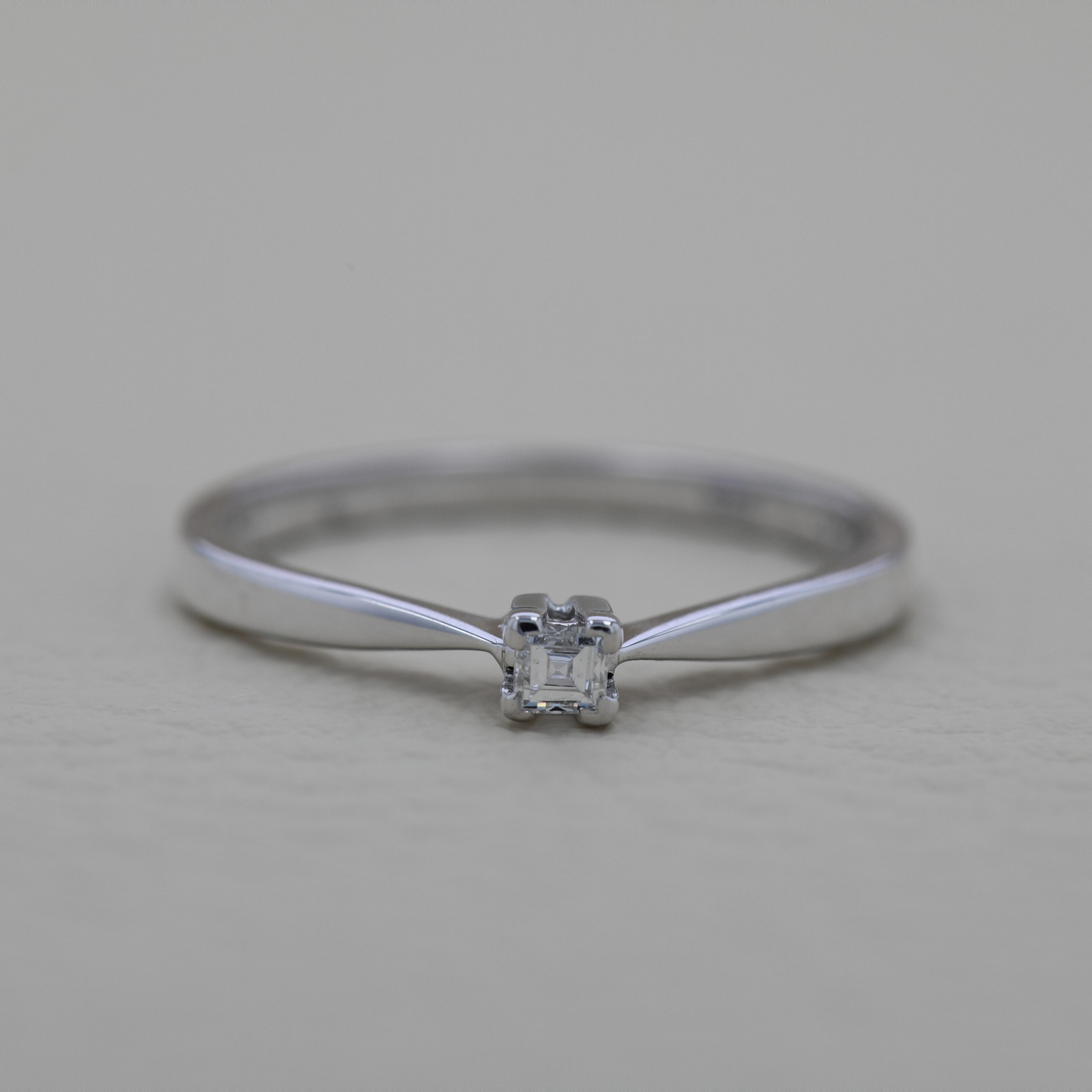 Inel din aur alb 18k (4 gherute)