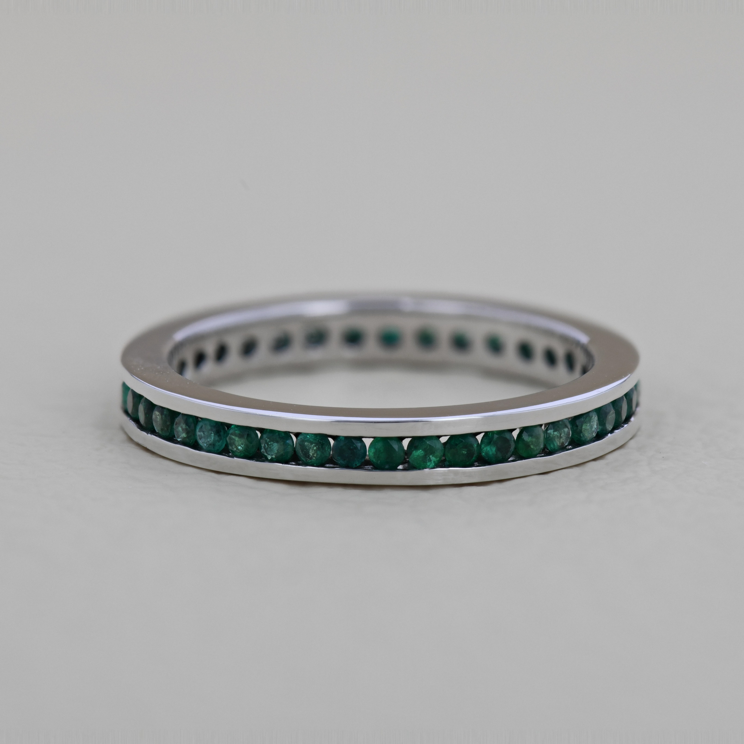 Inel de aur alb 18k, 3,27 grame, smaralde 0,63 ct.