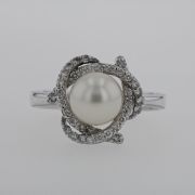 Inel din aur alb cu perla si diamante