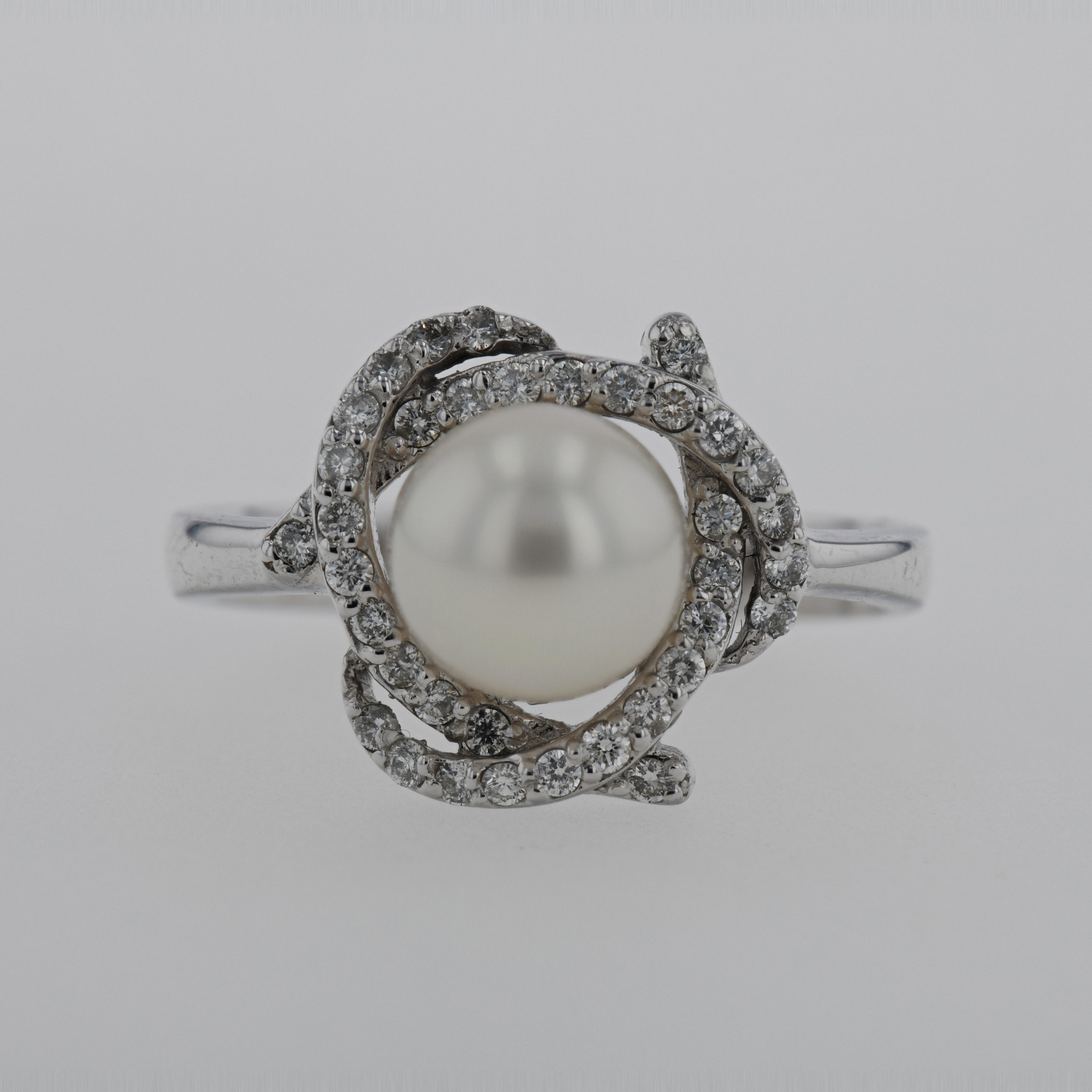 Inel din aur alb cu perla si diamante