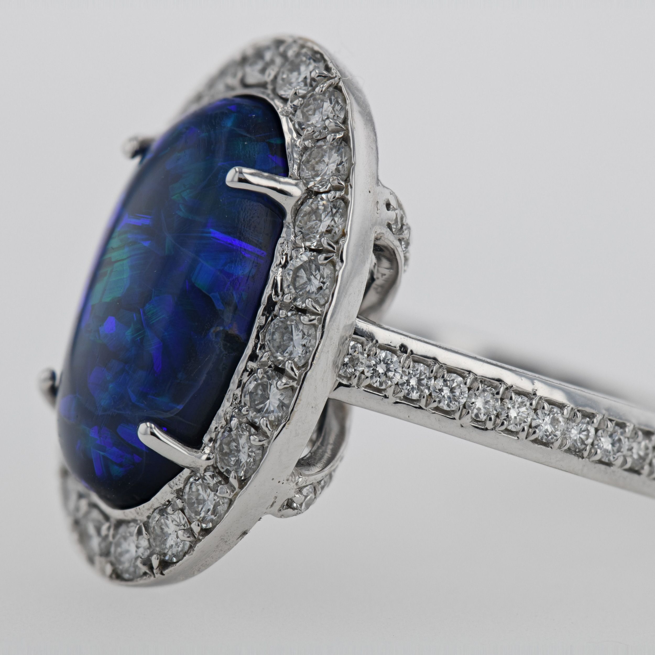 Inel din aur alb 18k cu opal si diamante