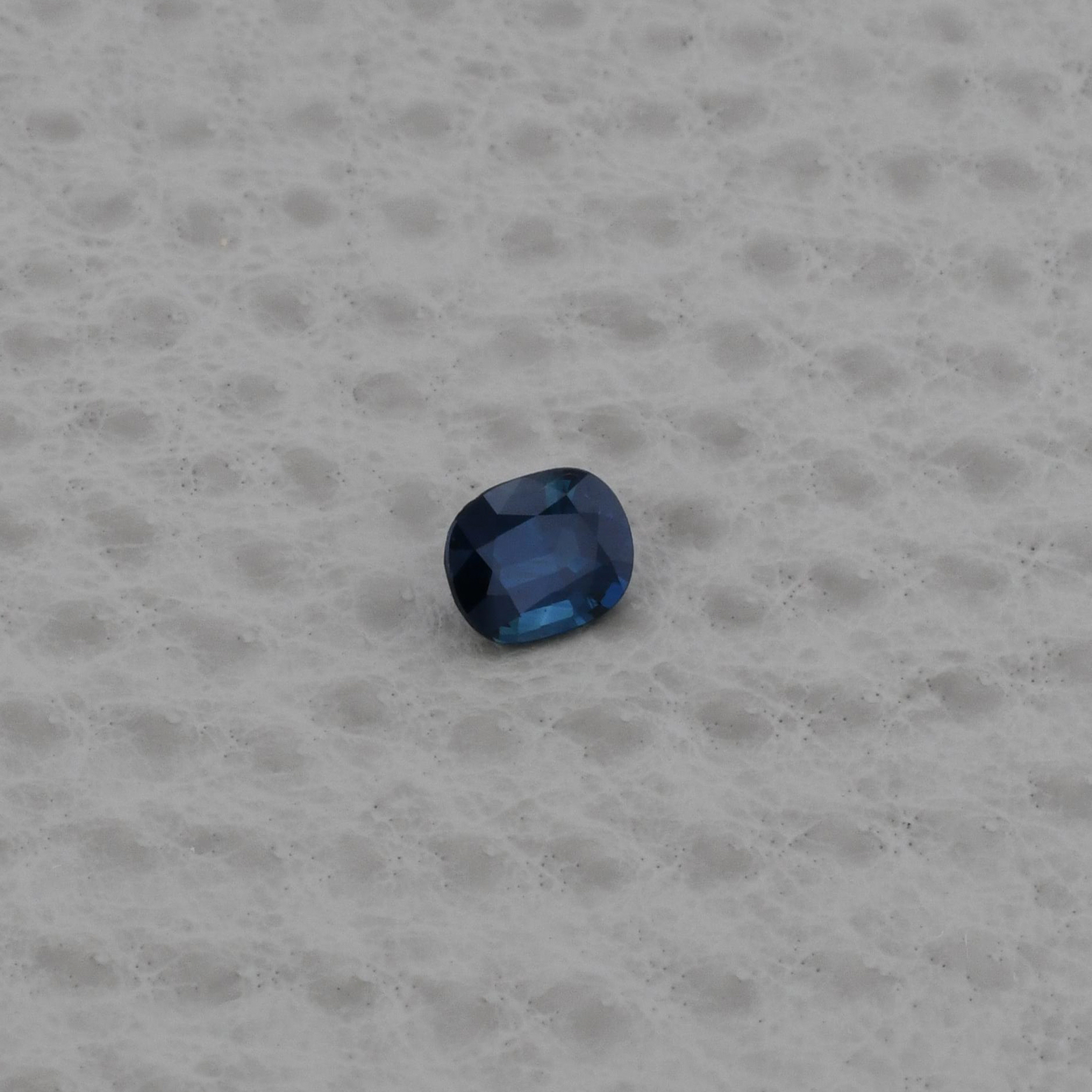 Safir 0,88 ct., neincalzit, certificare ALGT Antwerp