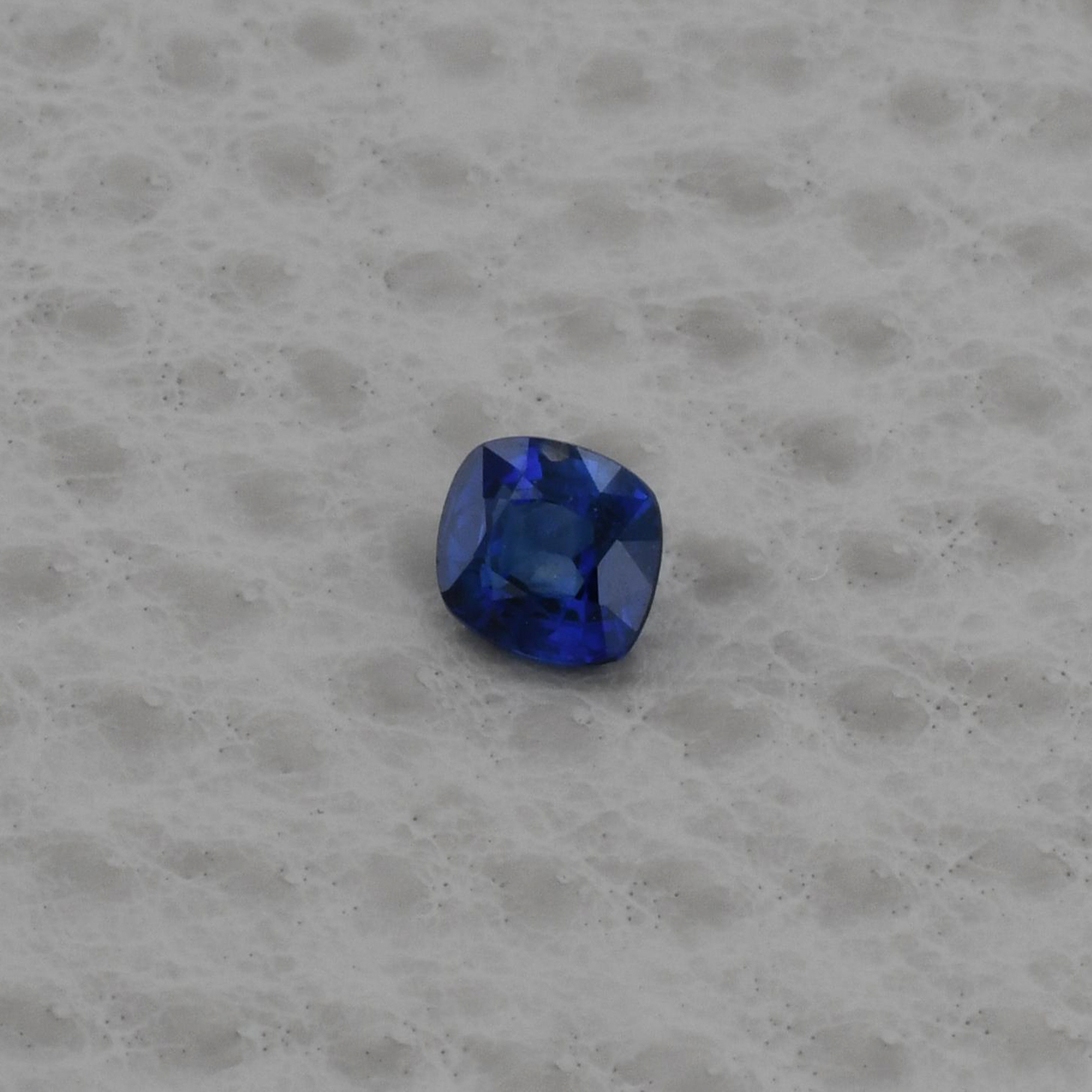 Safir 0,90 ct., Sri Lanka/ Madagascar, Fine Color Quality, ALGT Antwerp