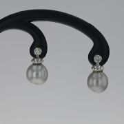 Cercei din aur alb 18k cu perle de cultura si diamante